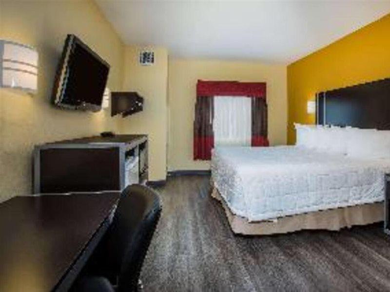 Days Inn & Suites By Wyndham Augusta Near Fort Eisenhower Bagian luar foto