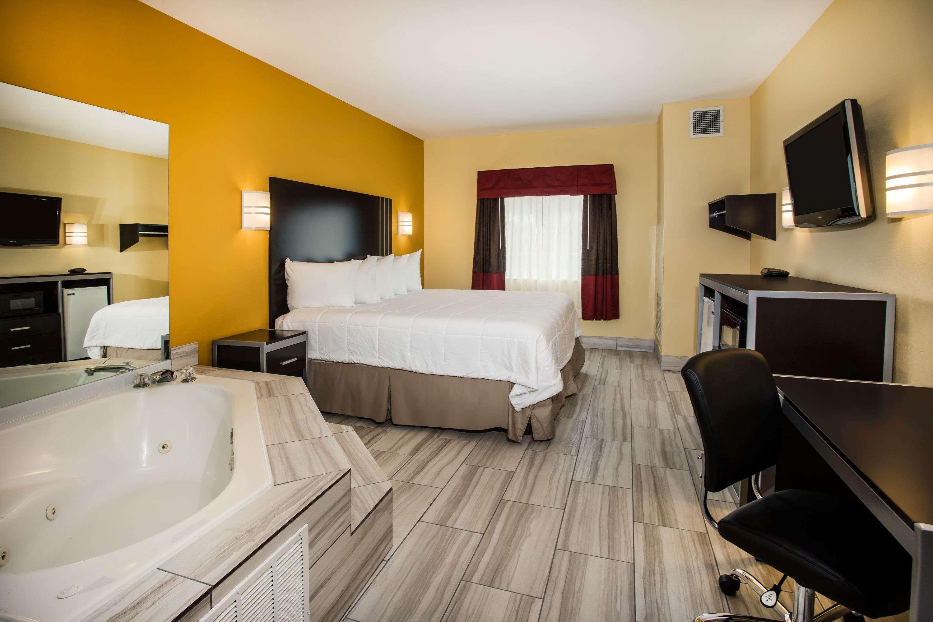 Days Inn & Suites By Wyndham Augusta Near Fort Eisenhower Bagian luar foto