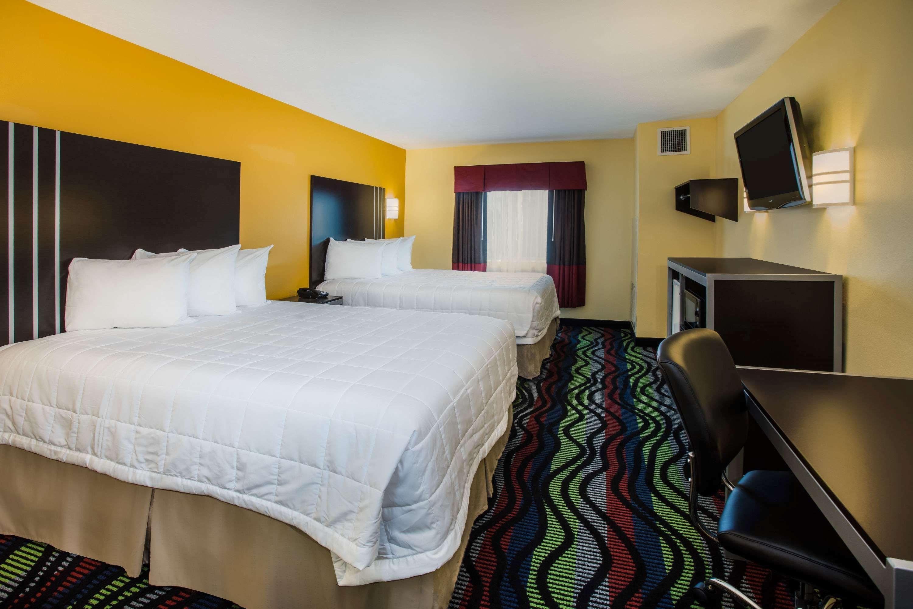 Days Inn & Suites By Wyndham Augusta Near Fort Eisenhower Bagian luar foto