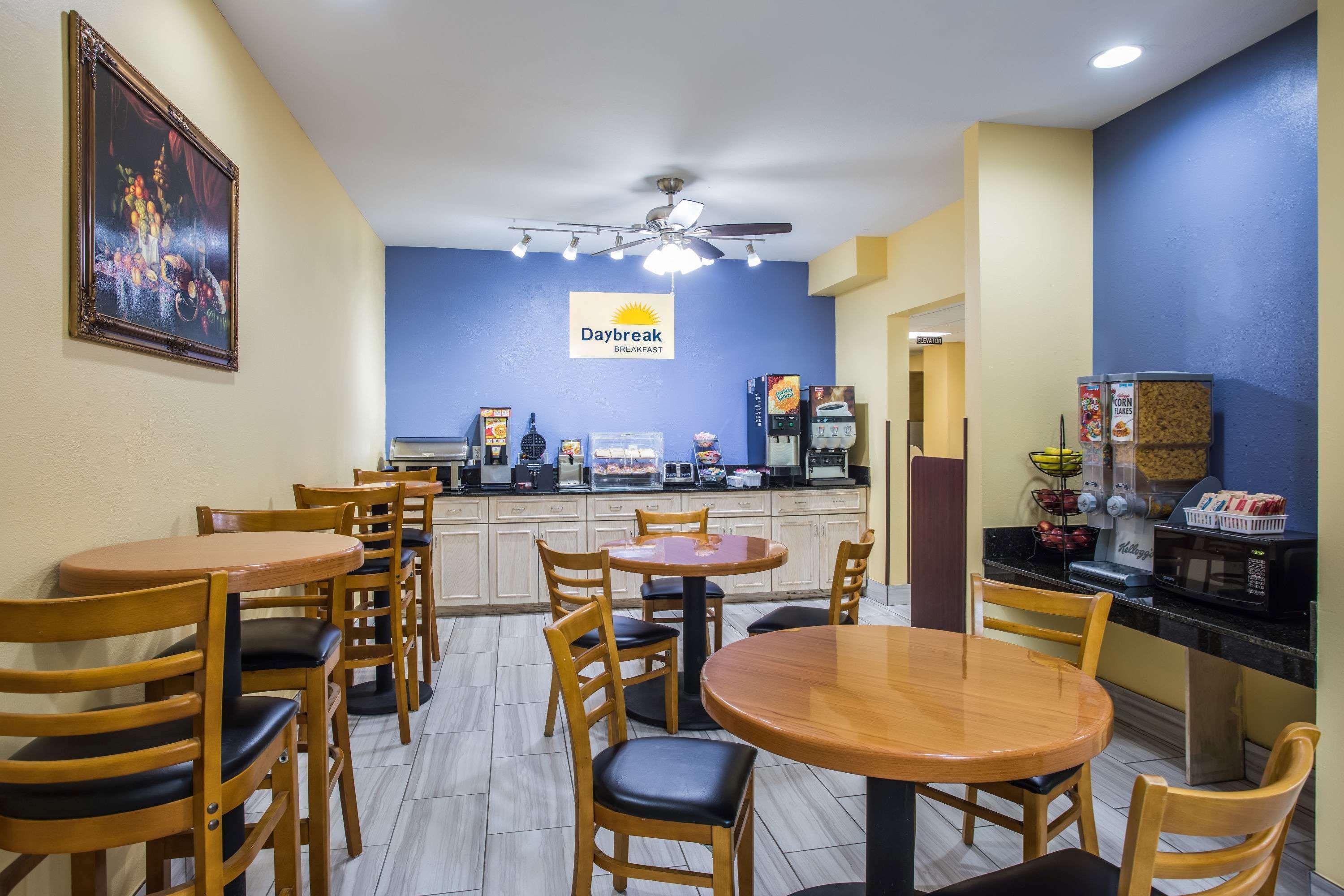 Days Inn & Suites By Wyndham Augusta Near Fort Eisenhower Bagian luar foto