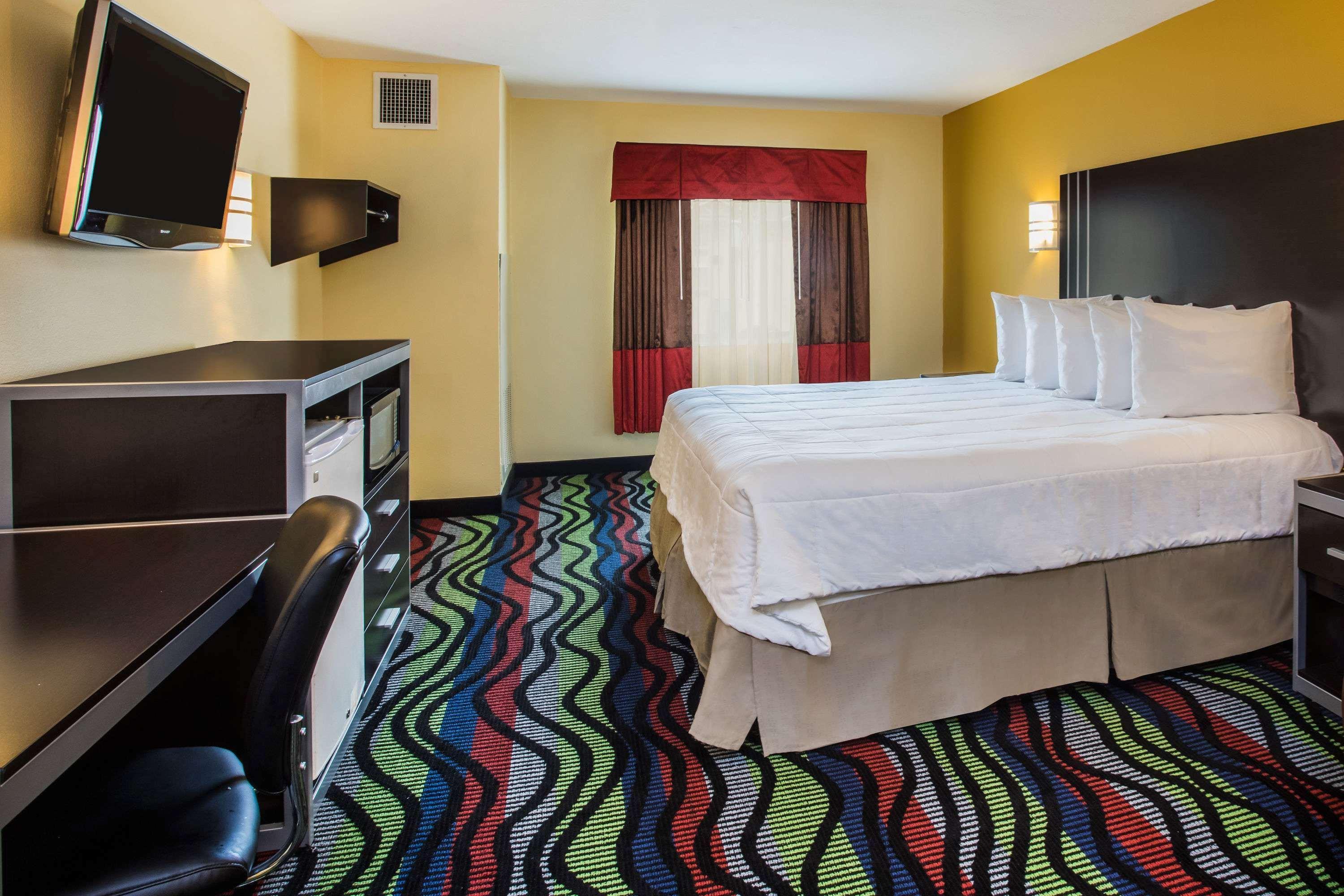 Days Inn & Suites By Wyndham Augusta Near Fort Eisenhower Bagian luar foto