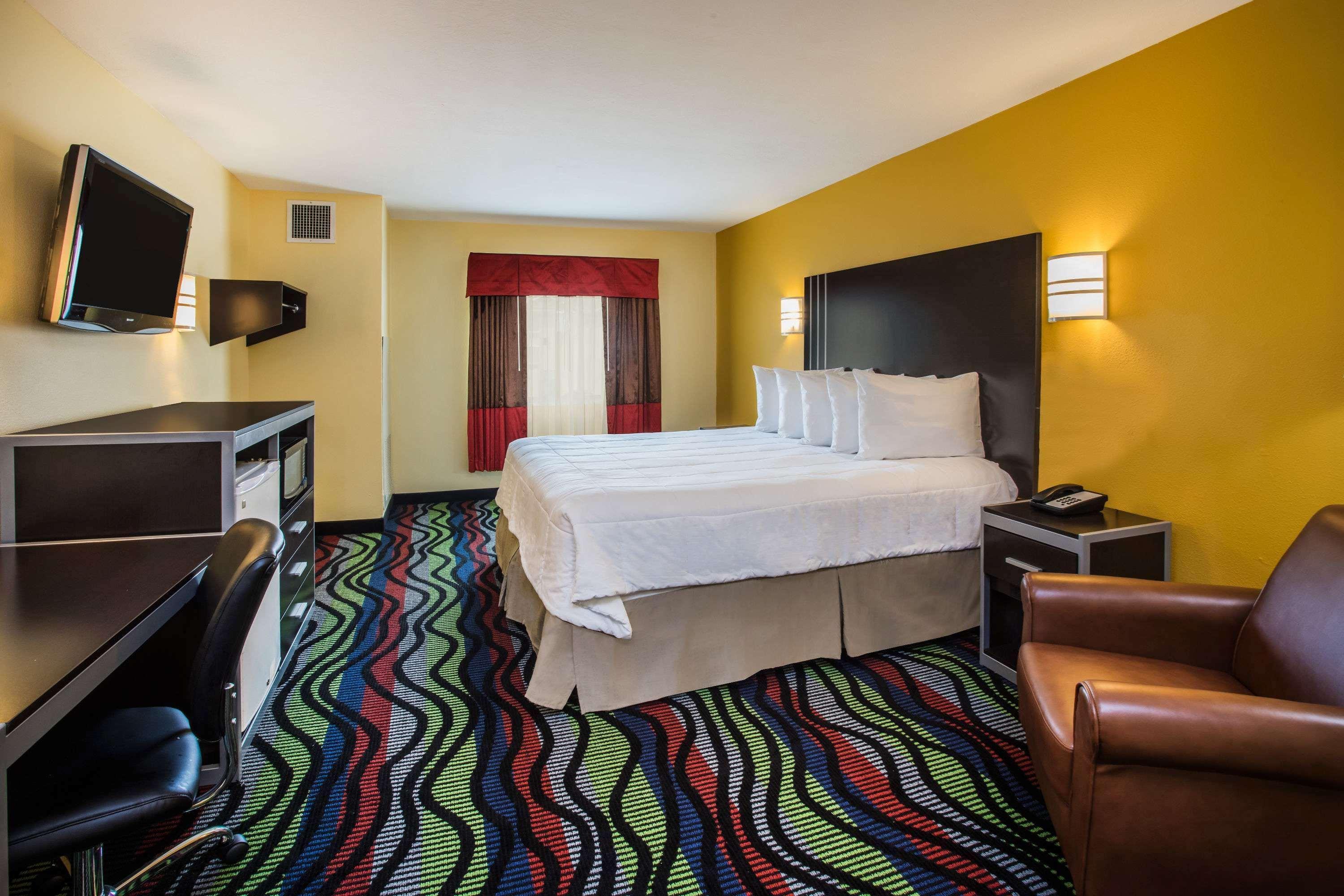 Days Inn & Suites By Wyndham Augusta Near Fort Eisenhower Bagian luar foto