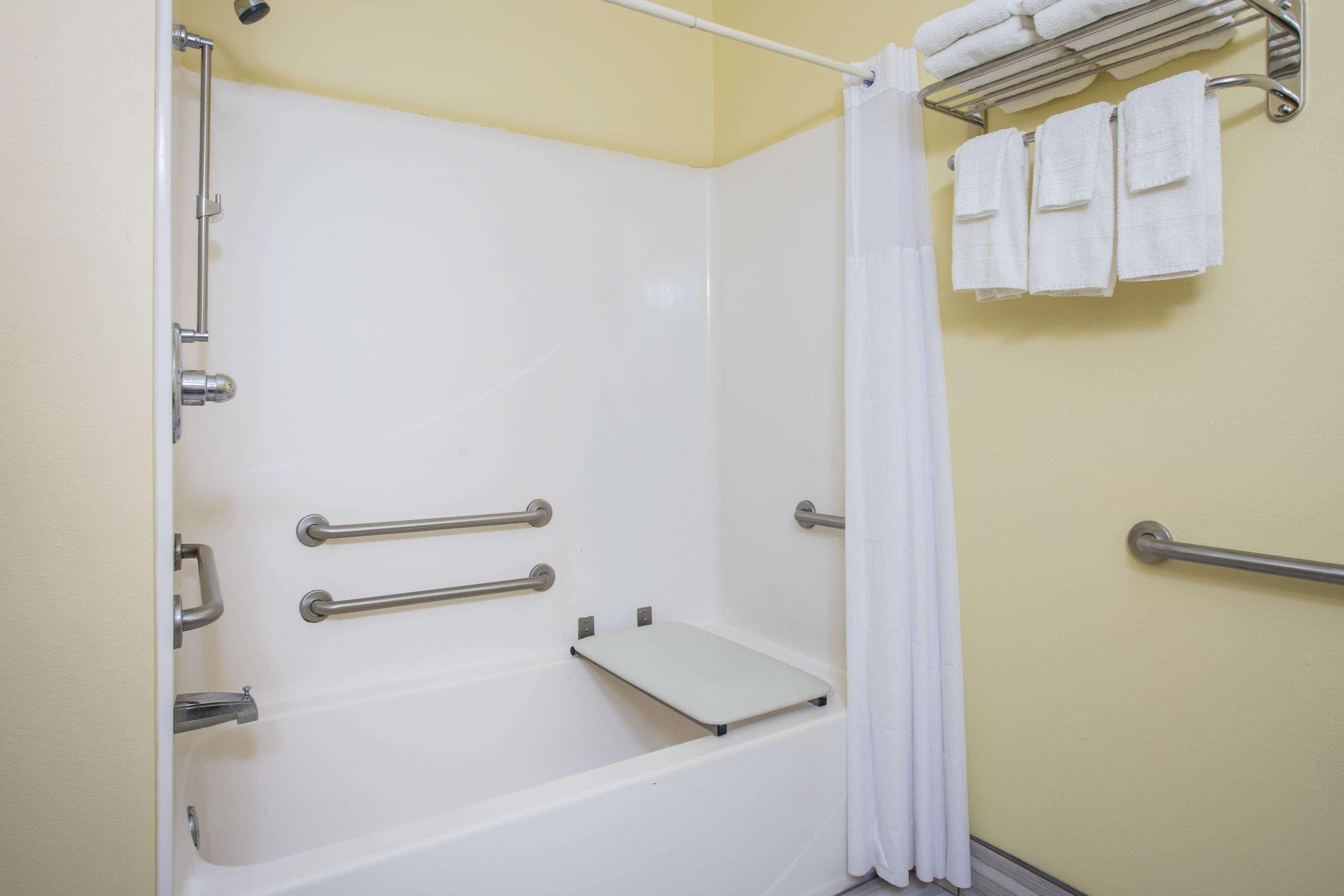 Days Inn & Suites By Wyndham Augusta Near Fort Eisenhower Bagian luar foto
