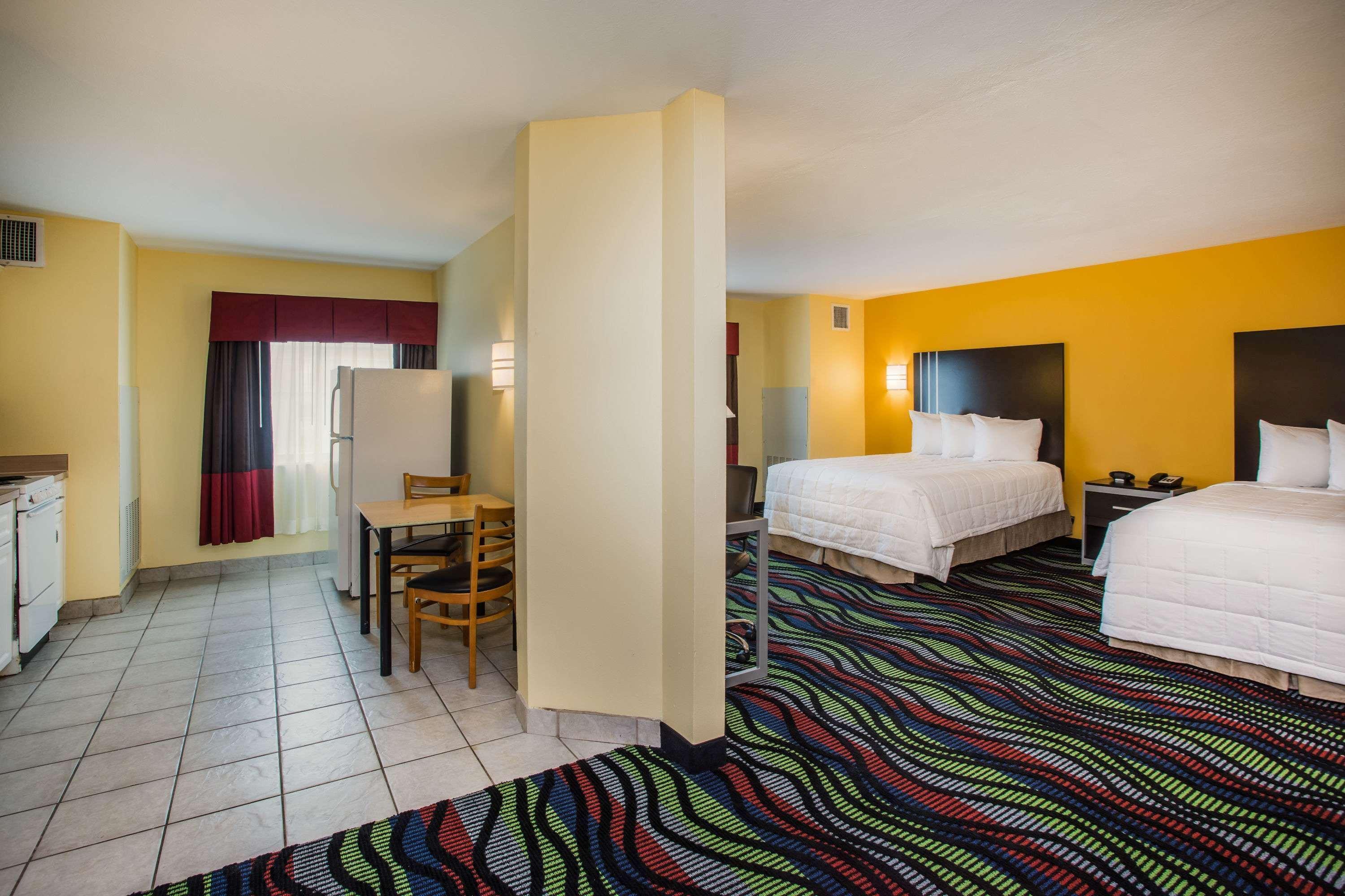 Days Inn & Suites By Wyndham Augusta Near Fort Eisenhower Bagian luar foto
