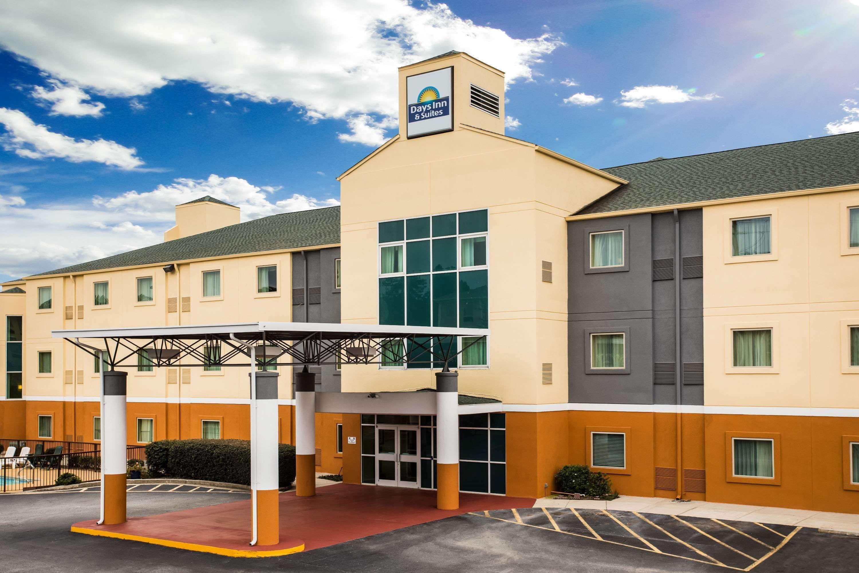 Days Inn & Suites By Wyndham Augusta Near Fort Eisenhower Bagian luar foto