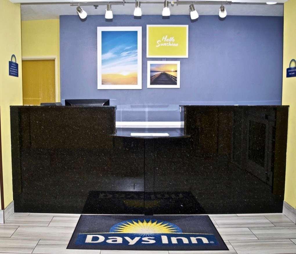 Days Inn & Suites By Wyndham Augusta Near Fort Eisenhower Bagian luar foto