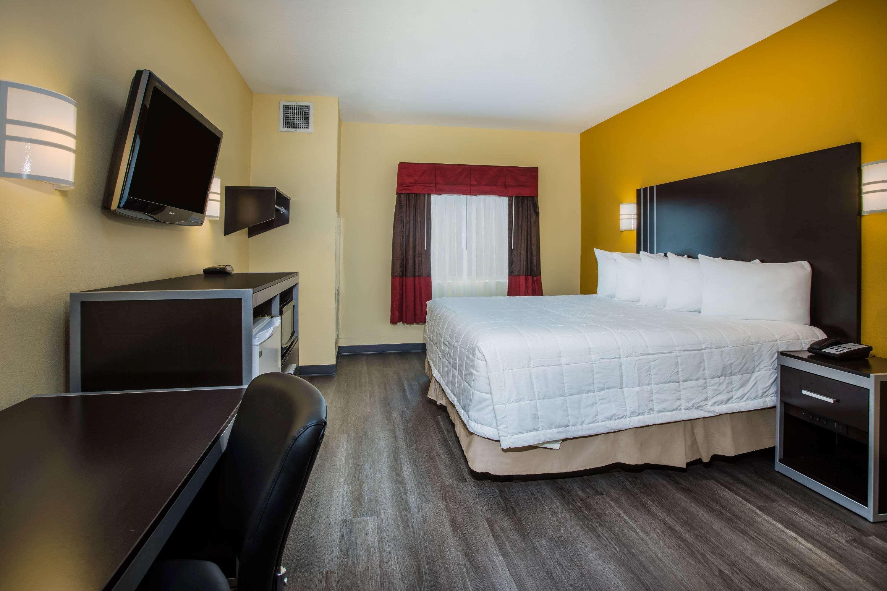 Days Inn & Suites By Wyndham Augusta Near Fort Eisenhower Bagian luar foto