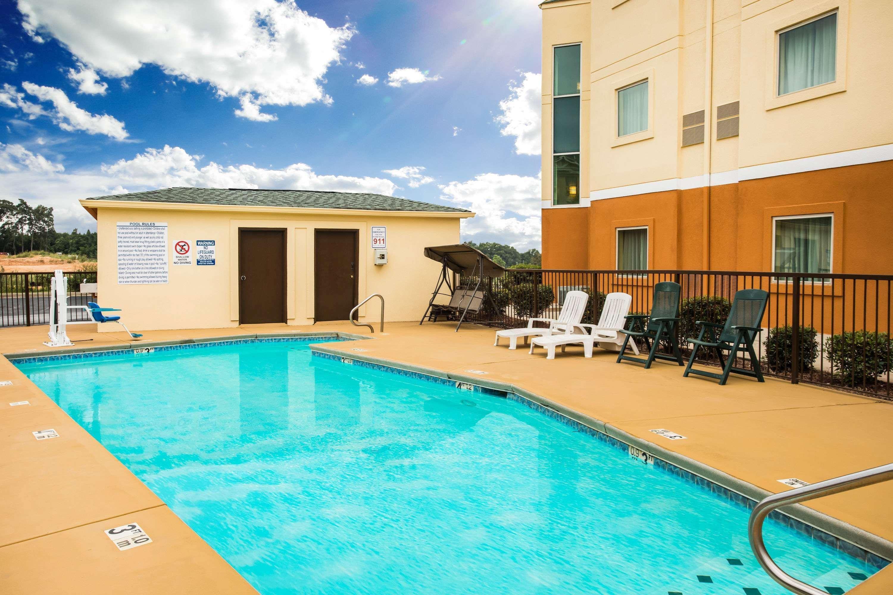 Days Inn & Suites By Wyndham Augusta Near Fort Eisenhower Bagian luar foto
