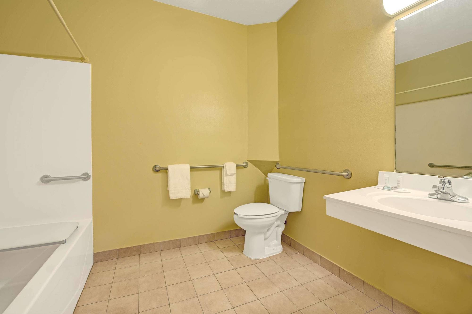 Days Inn & Suites By Wyndham Augusta Near Fort Eisenhower Bagian luar foto