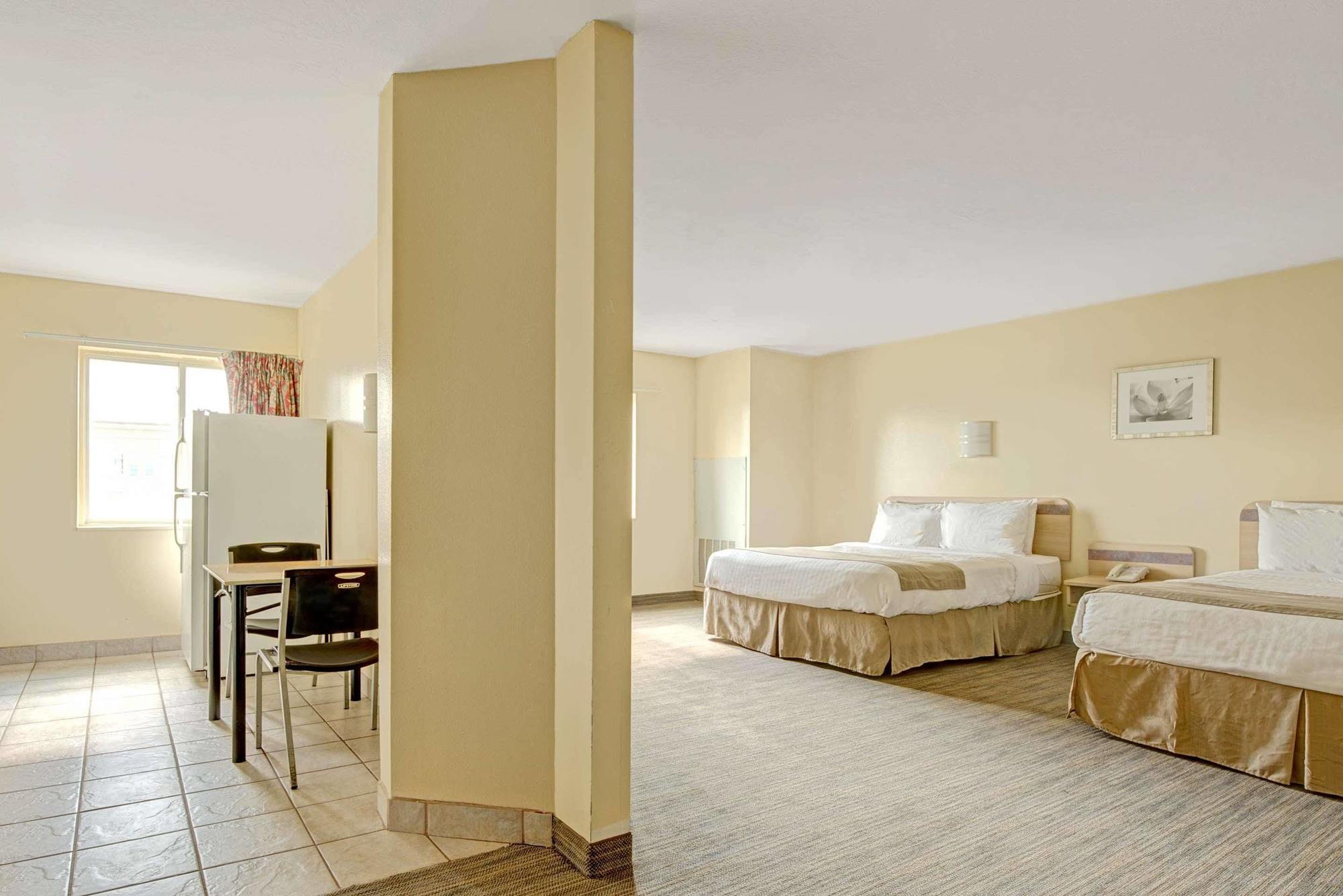 Days Inn & Suites By Wyndham Augusta Near Fort Eisenhower Bagian luar foto