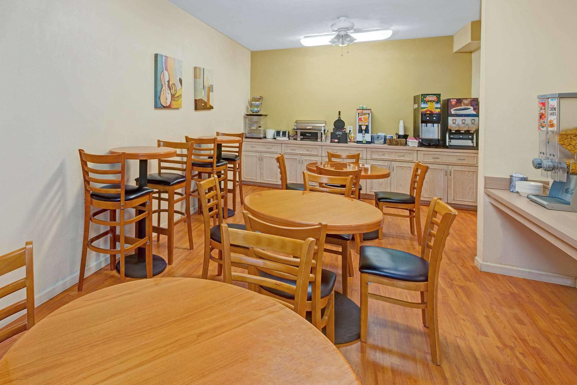 Days Inn & Suites By Wyndham Augusta Near Fort Eisenhower Bagian luar foto