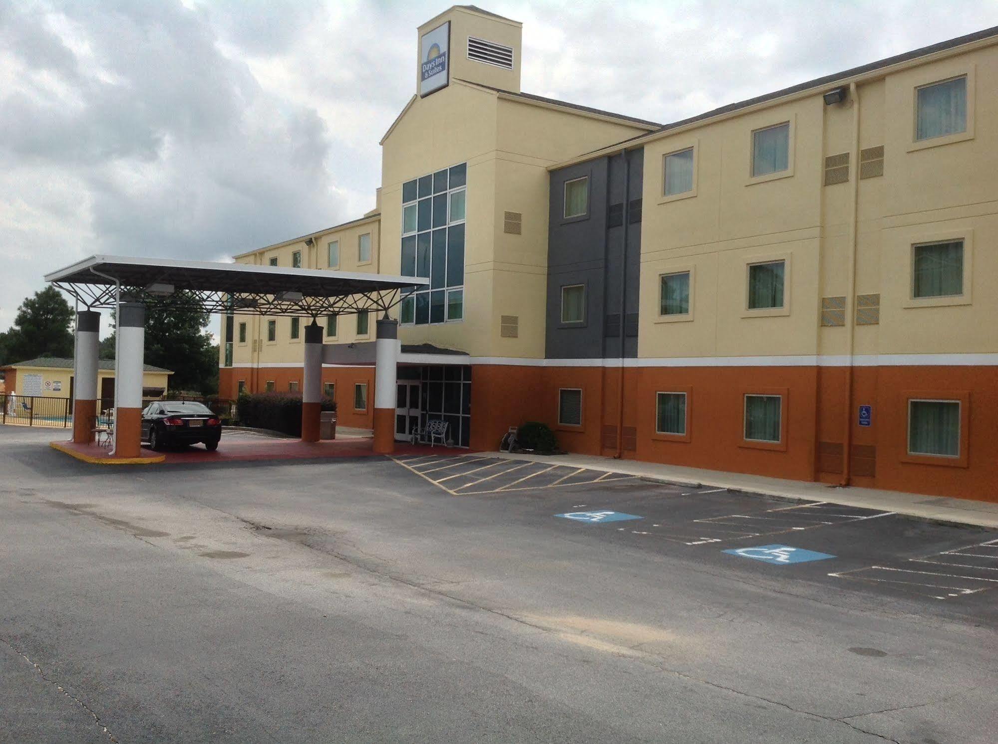 Days Inn & Suites By Wyndham Augusta Near Fort Eisenhower Bagian luar foto