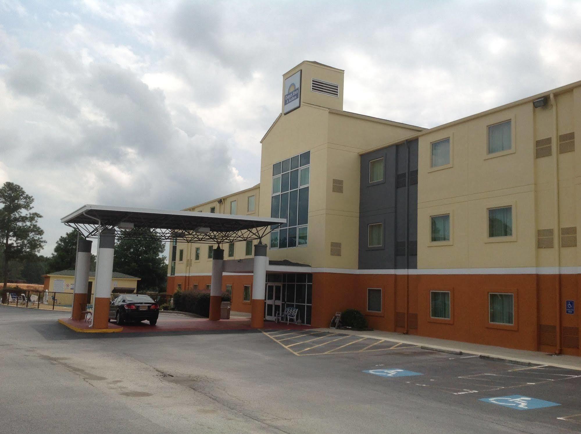 Days Inn & Suites By Wyndham Augusta Near Fort Eisenhower Bagian luar foto