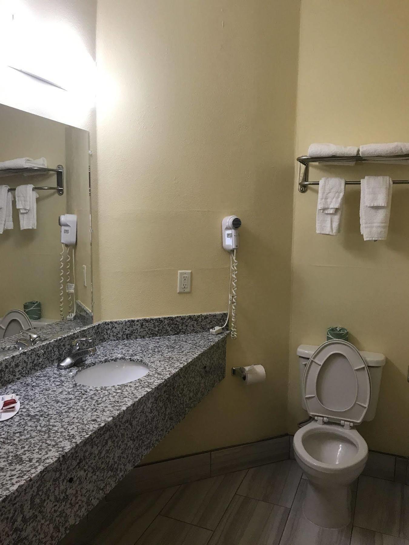 Days Inn & Suites By Wyndham Augusta Near Fort Eisenhower Bagian luar foto