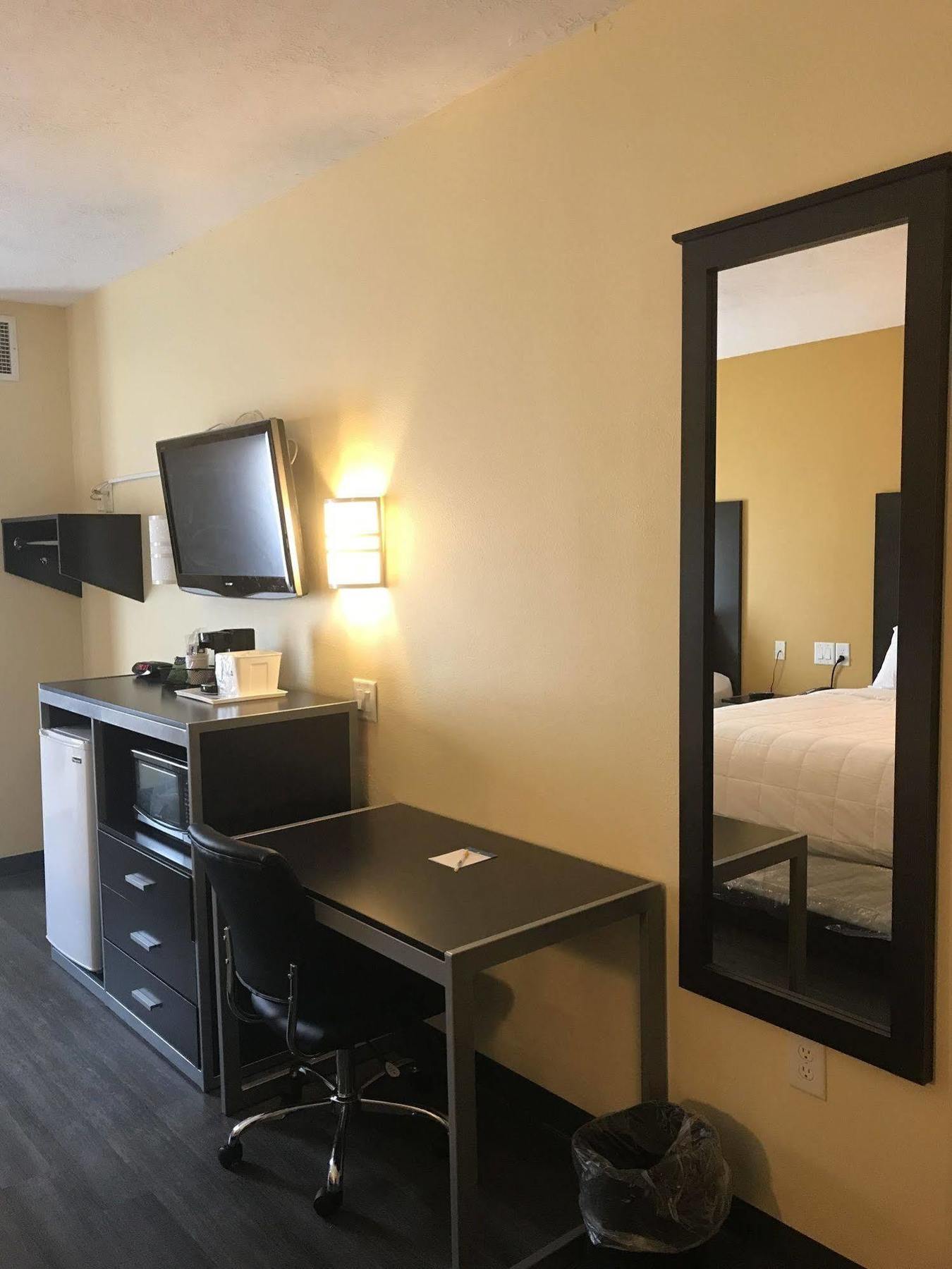 Days Inn & Suites By Wyndham Augusta Near Fort Eisenhower Bagian luar foto