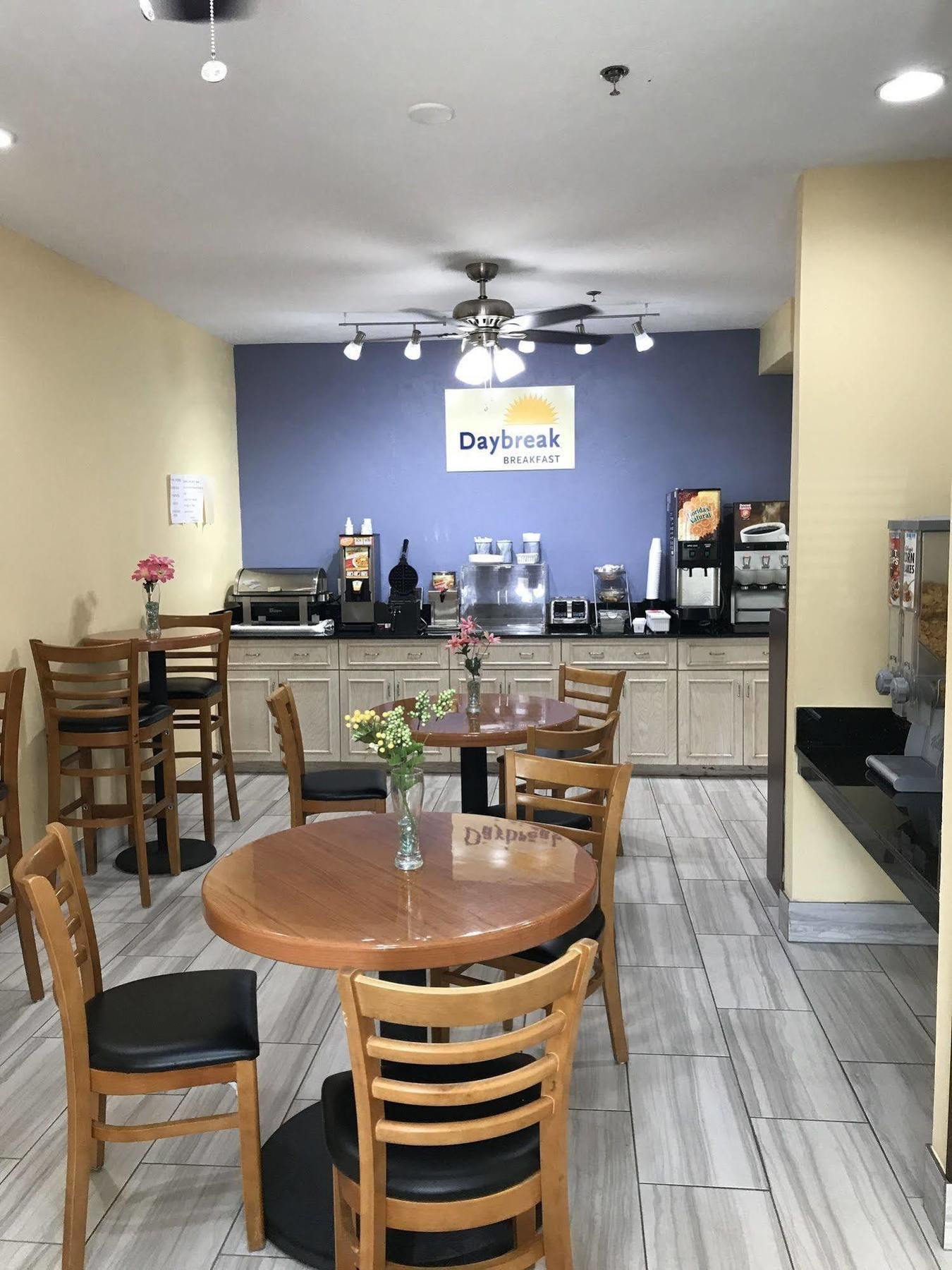 Days Inn & Suites By Wyndham Augusta Near Fort Eisenhower Bagian luar foto