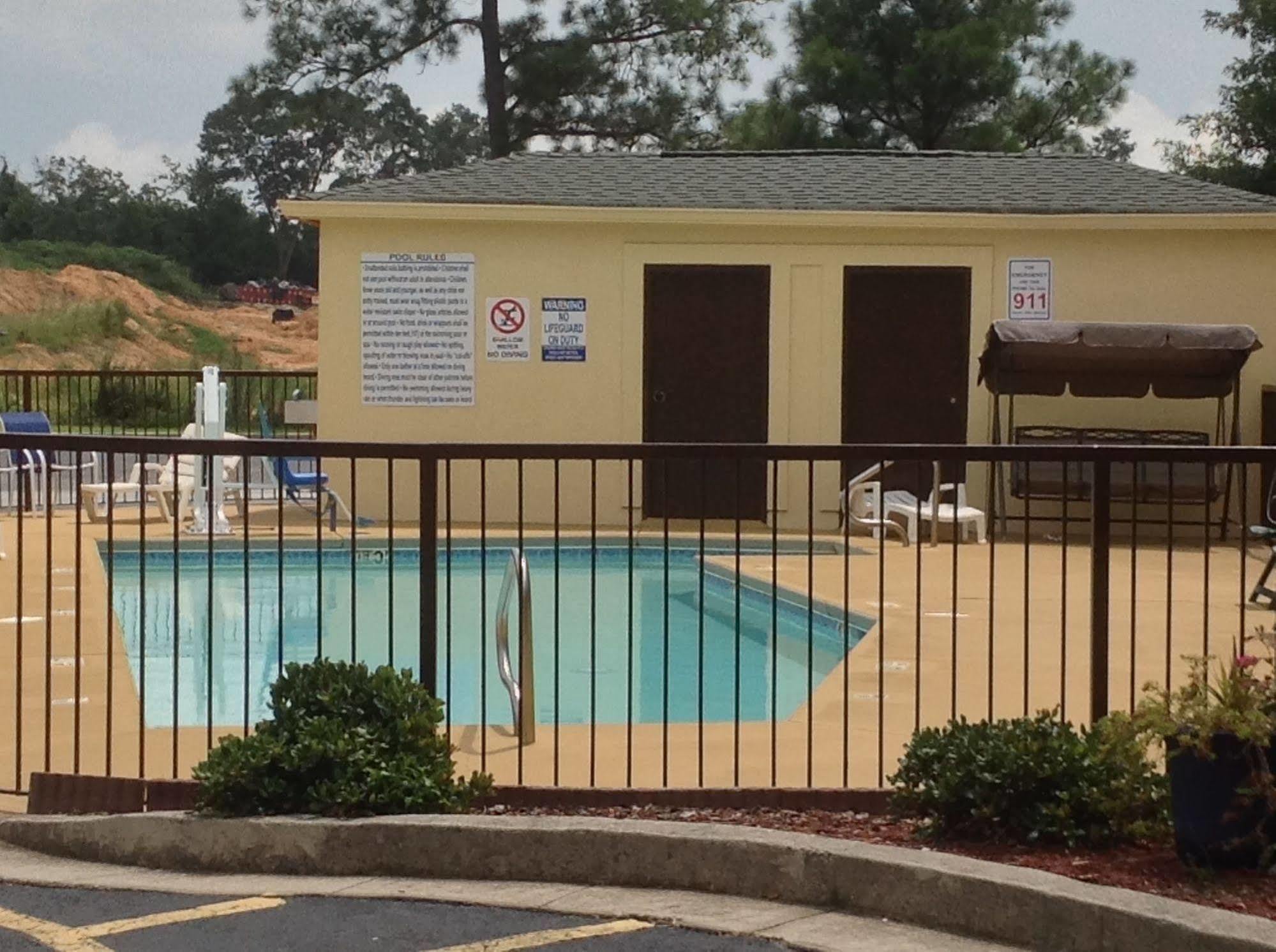 Days Inn & Suites By Wyndham Augusta Near Fort Eisenhower Bagian luar foto