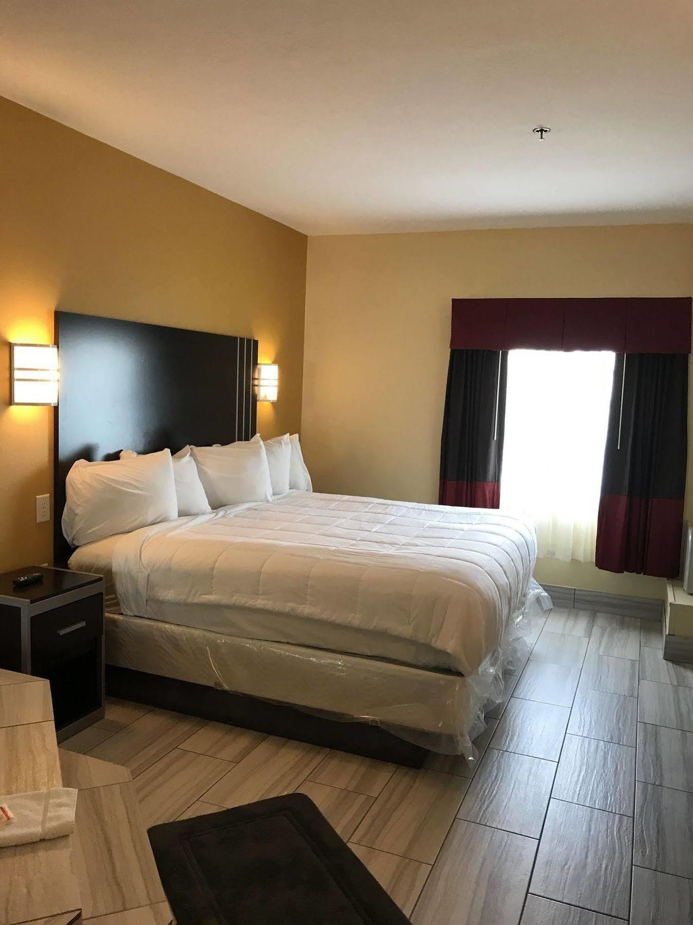 Days Inn & Suites By Wyndham Augusta Near Fort Eisenhower Bagian luar foto
