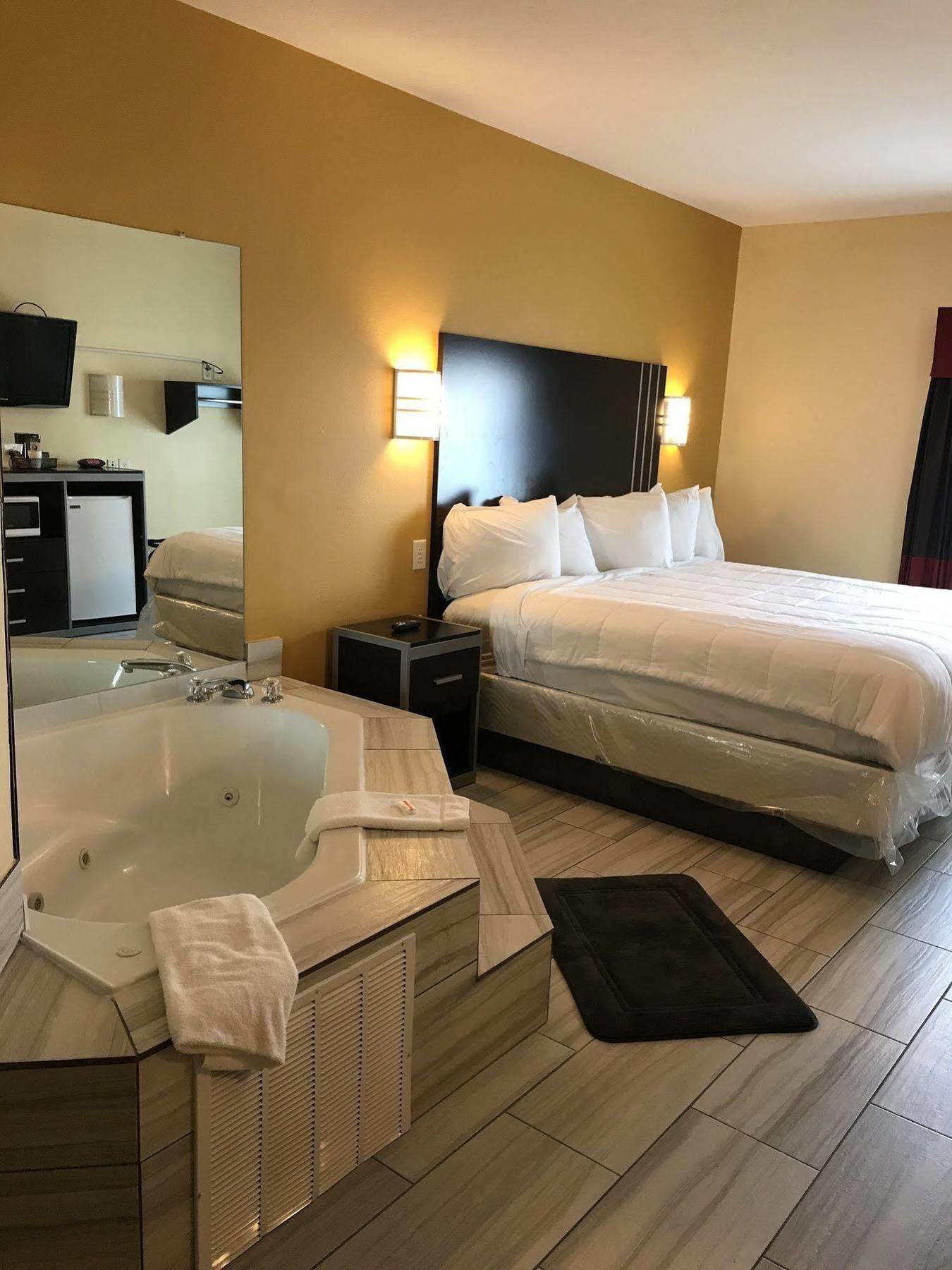 Days Inn & Suites By Wyndham Augusta Near Fort Eisenhower Bagian luar foto