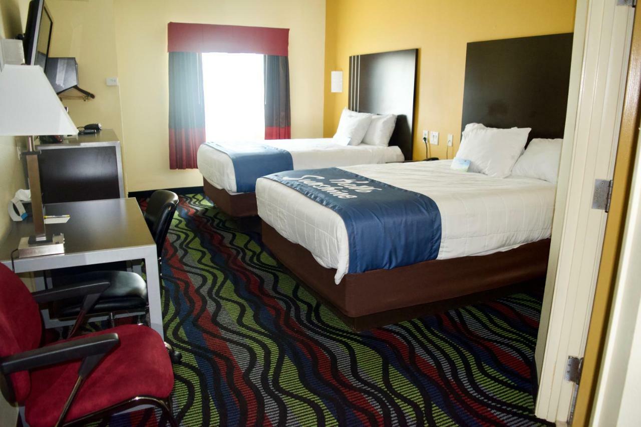 Days Inn & Suites By Wyndham Augusta Near Fort Eisenhower Bagian luar foto