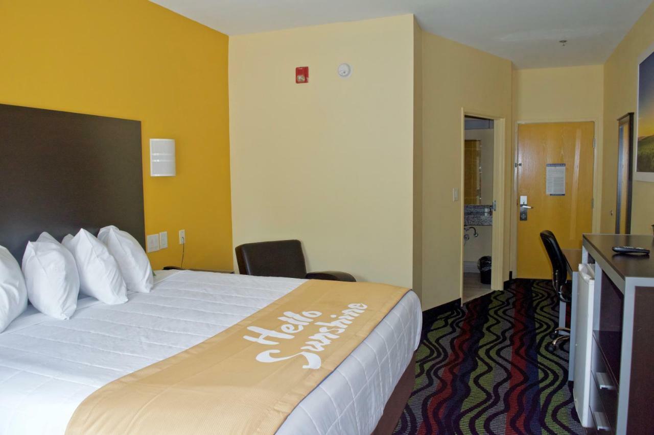 Days Inn & Suites By Wyndham Augusta Near Fort Eisenhower Bagian luar foto